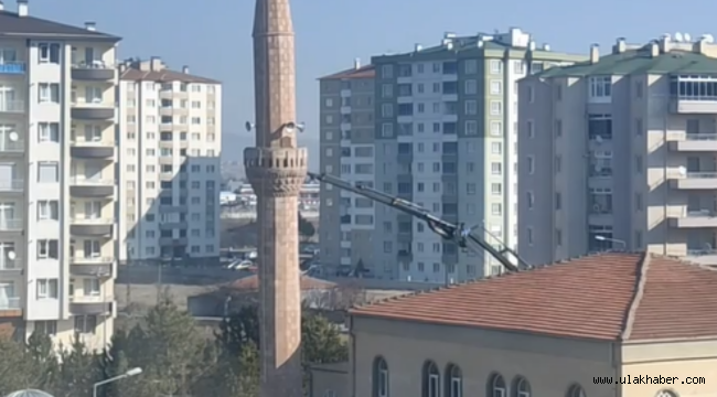 Depremde hasar gören cami minaresi yıkıldı