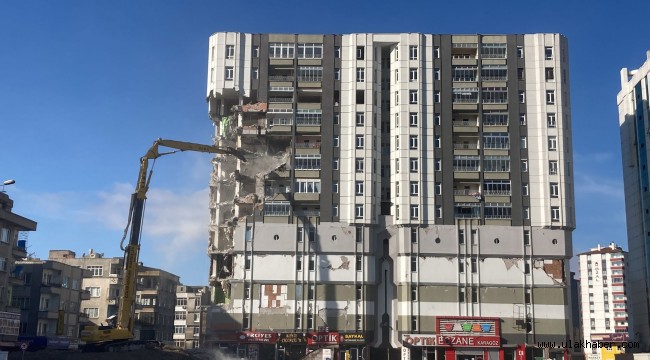 Kayseri'deki ağır hasarlı binada yıkım devam ediyor