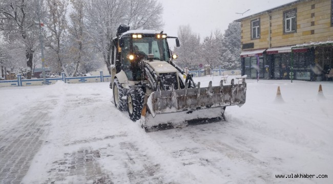 Tomarza'da kar nedeniyle kapanan yollar açıldı