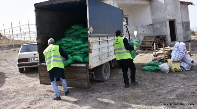 Kocasinan'da depremzede ailelere her alanda destekler sürüyor