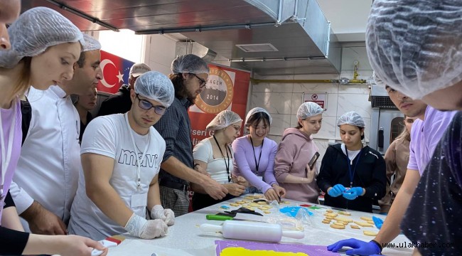 Yabancı Gençler Kayseri yemekleri yaptı