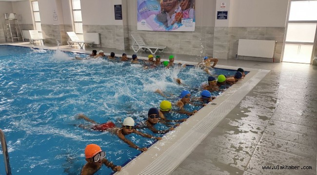 Büyükşehir'in Sarıoğlan'daki kapalı yüzme havuzu hizmete başladı